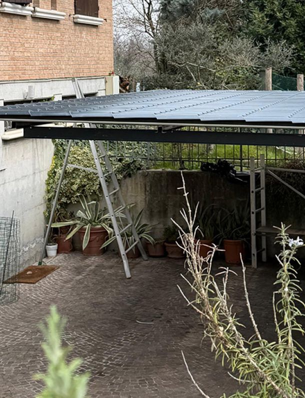 Tettoia per edificio residenziale